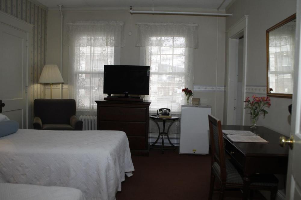 Deluxe Family Room interior