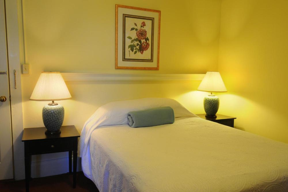 Queen Room with Twin Bed interior